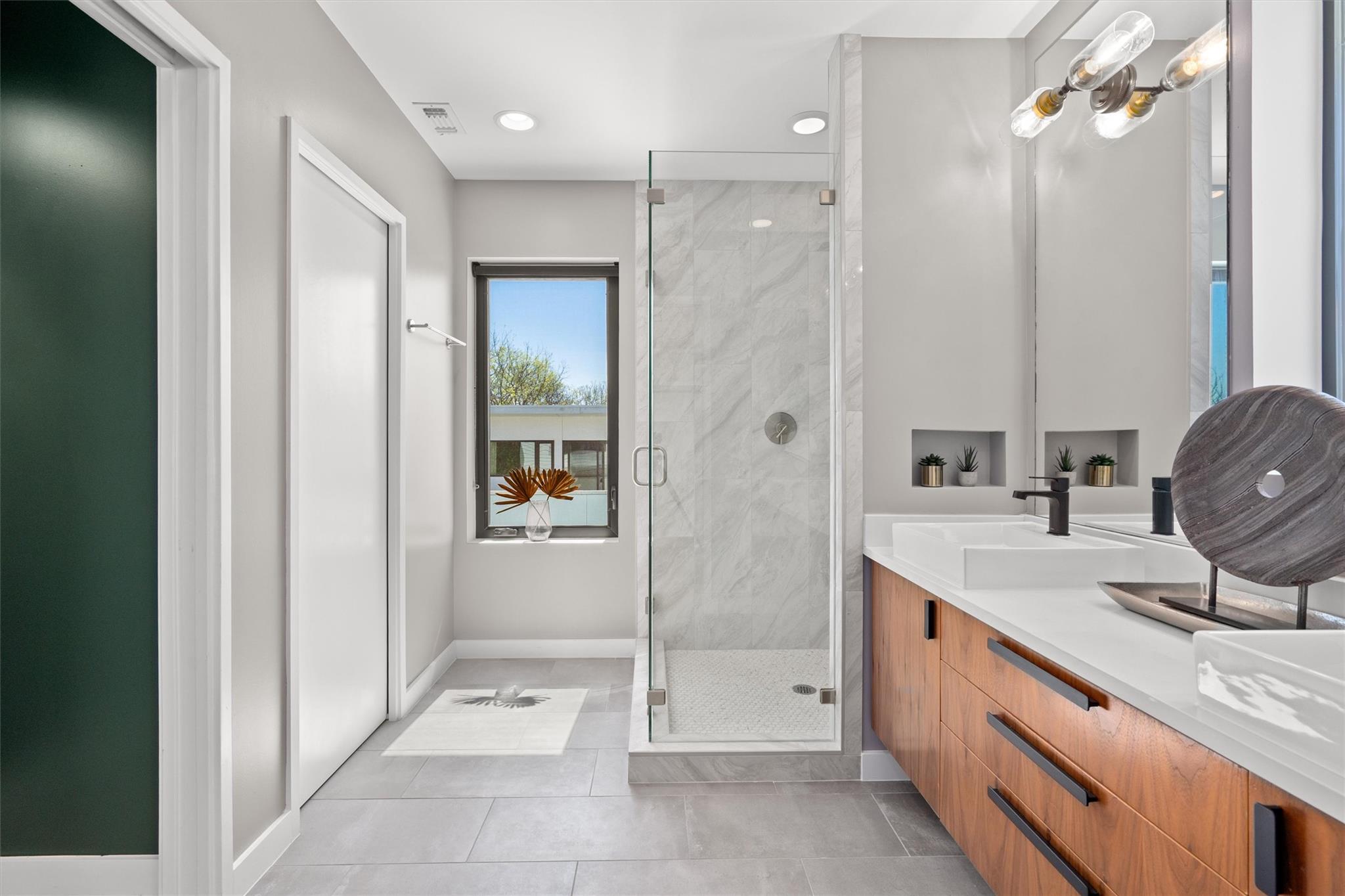 2401 E 11th St, Austin, TX 78702