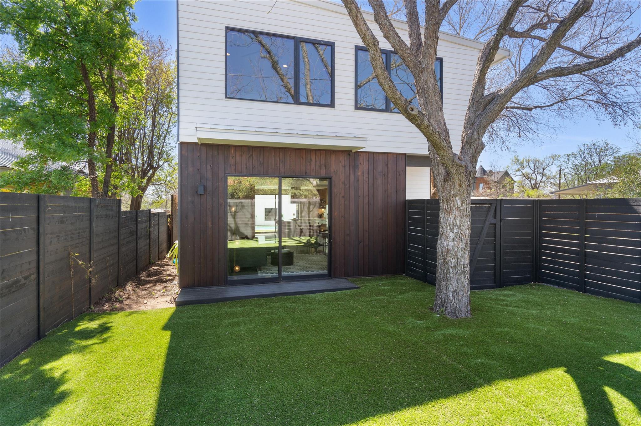 2401 E 11th St, Austin, TX 78702