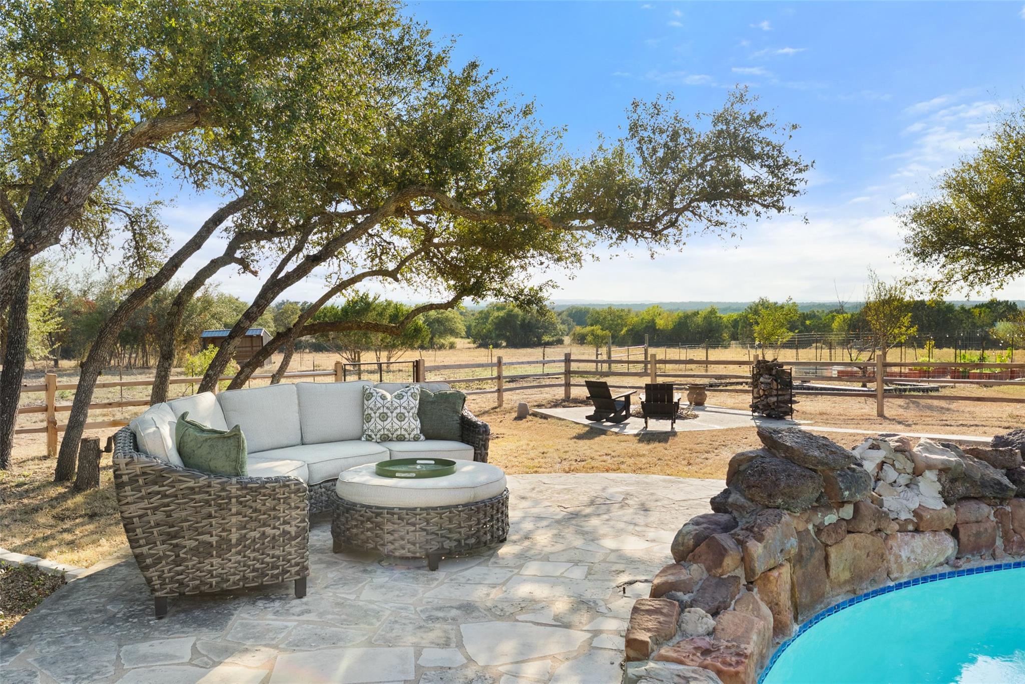220 Fawn Meadow Dr, Dripping Springs, TX 78620