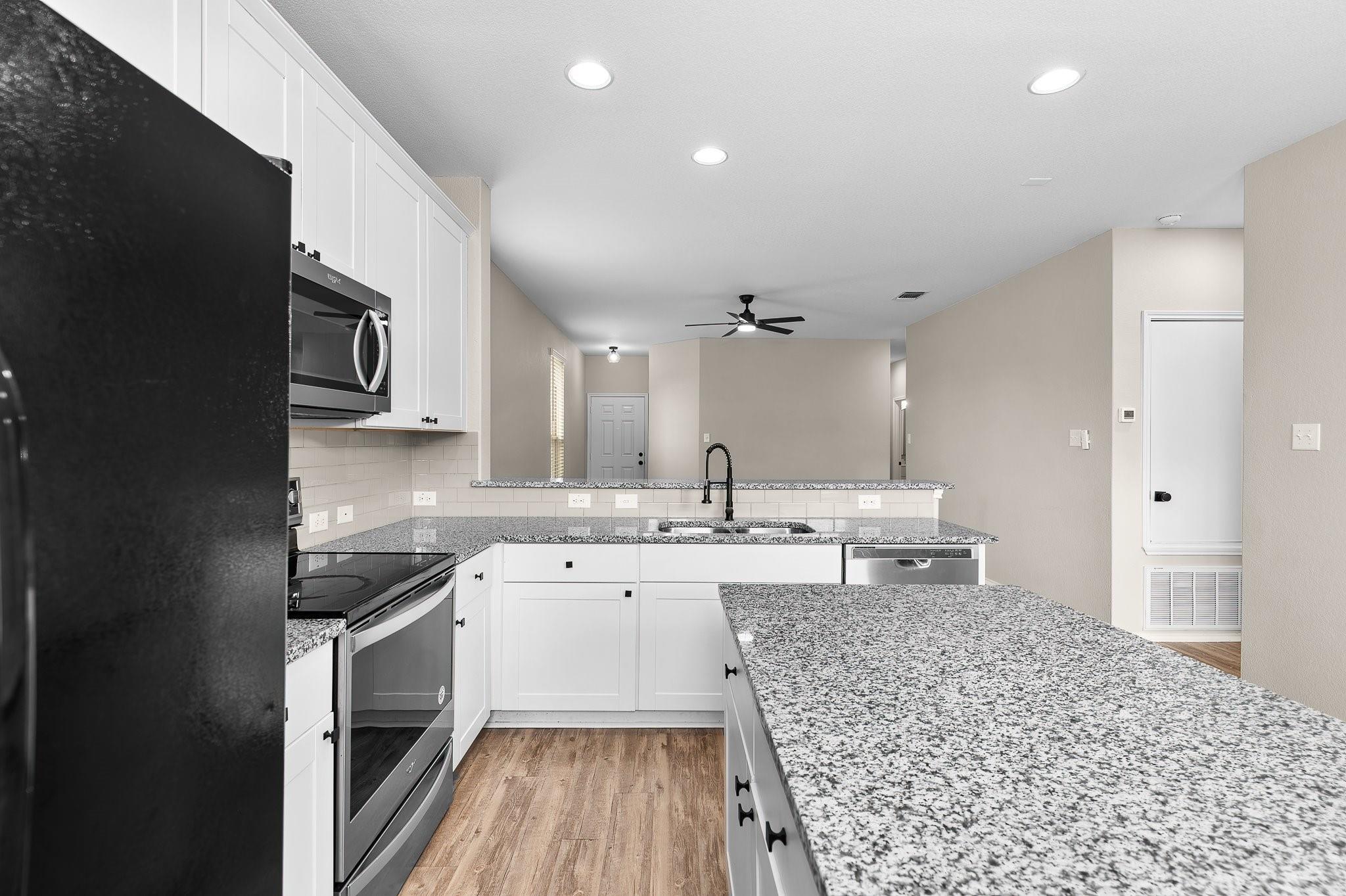 508 Crane Crest Dr, Jarrell, TX 76537