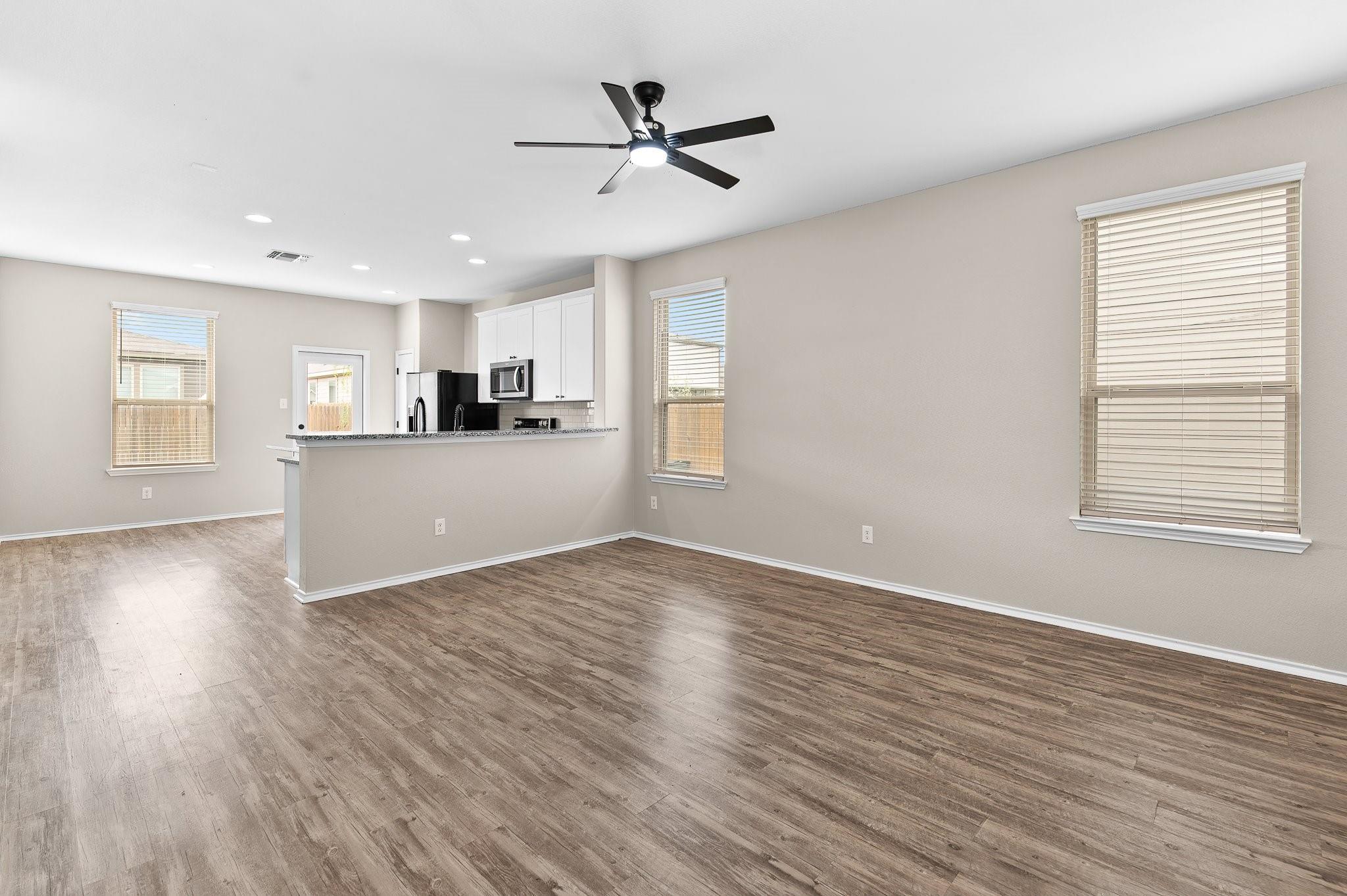 508 Crane Crest Dr, Jarrell, TX 76537