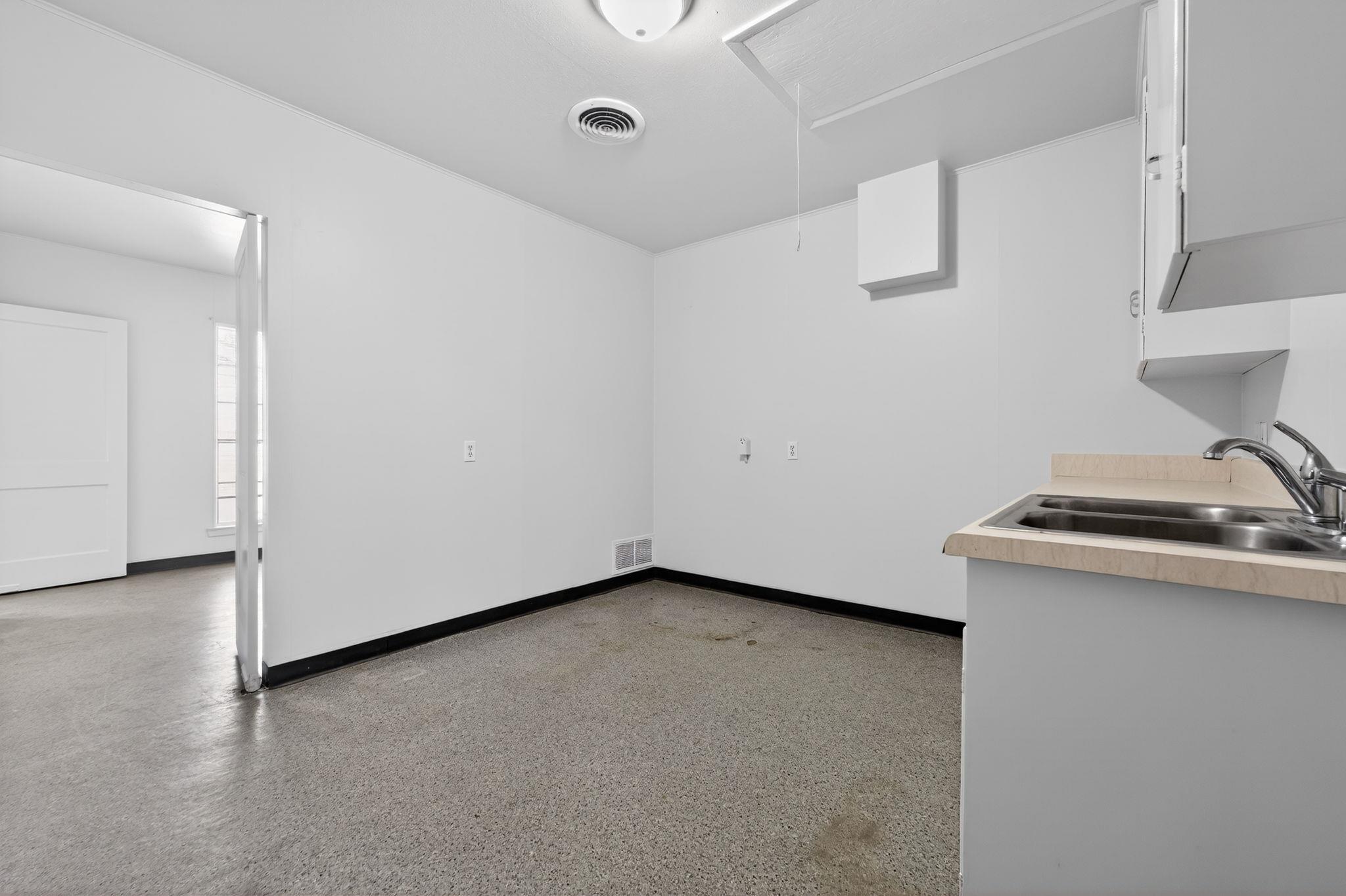 514 Hospital Blvd, Floresville, TX 78114