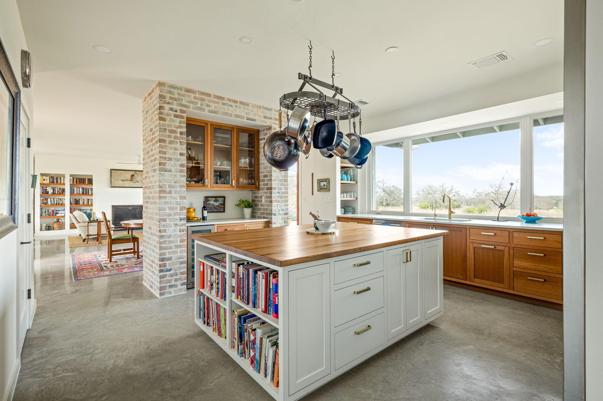 1808 Axis Cir, Fredericksburg, TX 78624