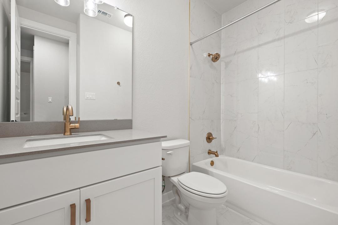 204 Bloomington Loop, Hutto, TX 78634