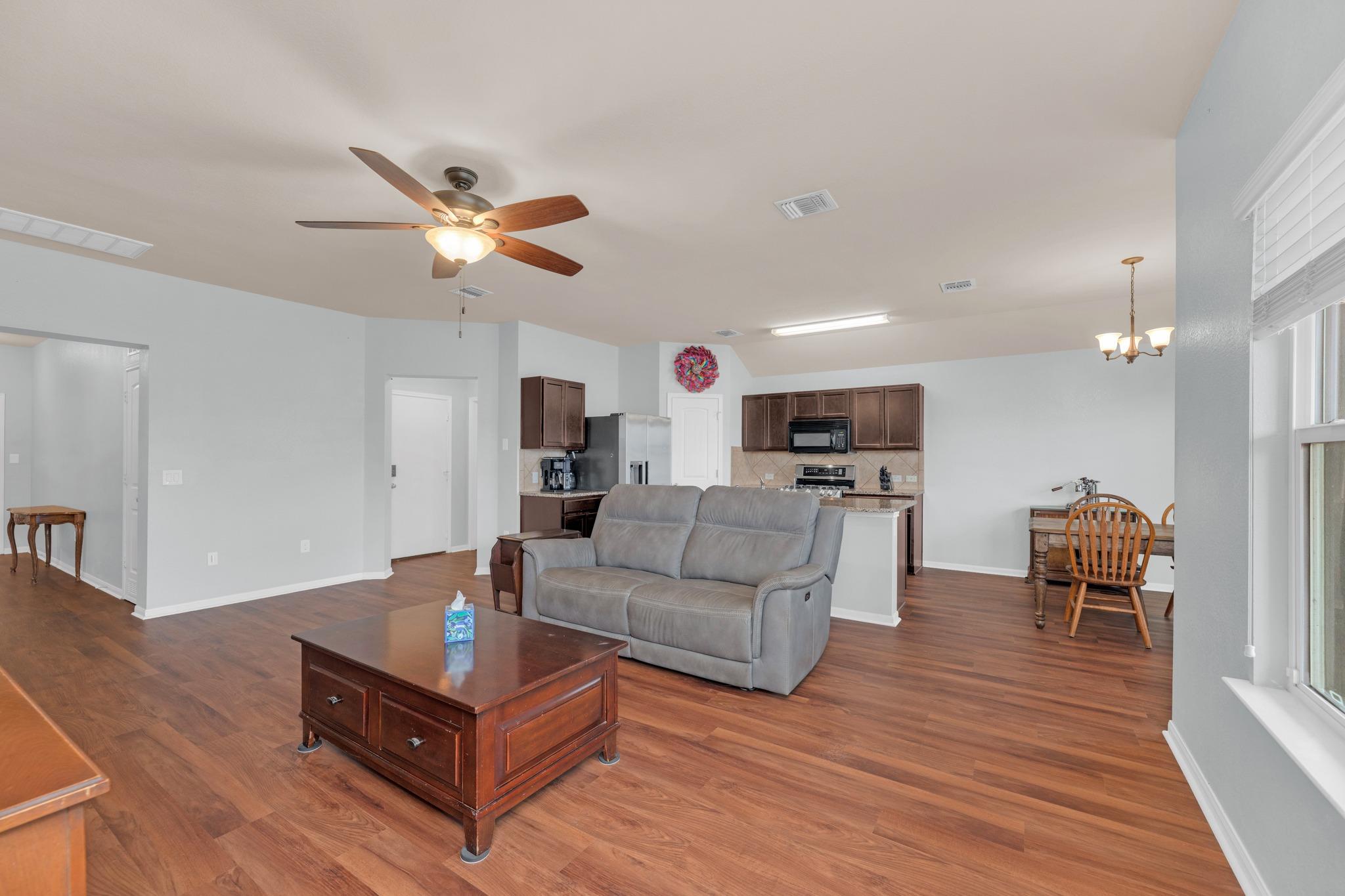 411 Camellia Dr, Hutto, TX 78634