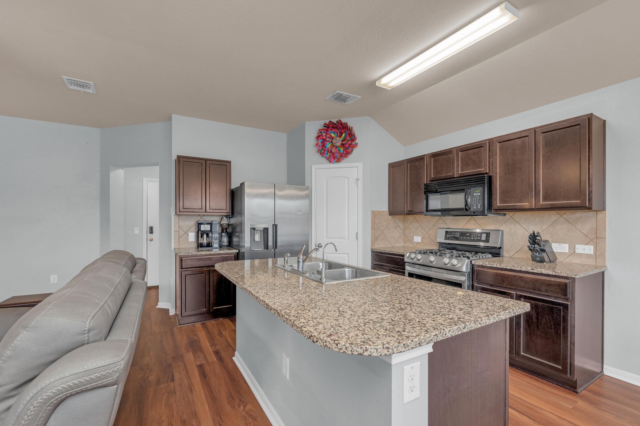 411 Camellia Dr, Hutto, TX 78634