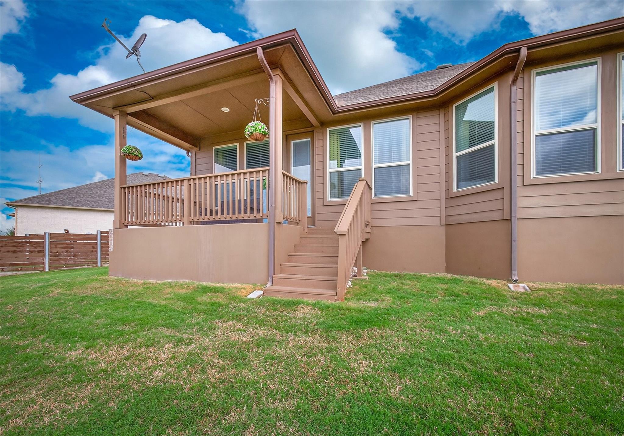 110 Duroc Dr, Hutto, TX 78634