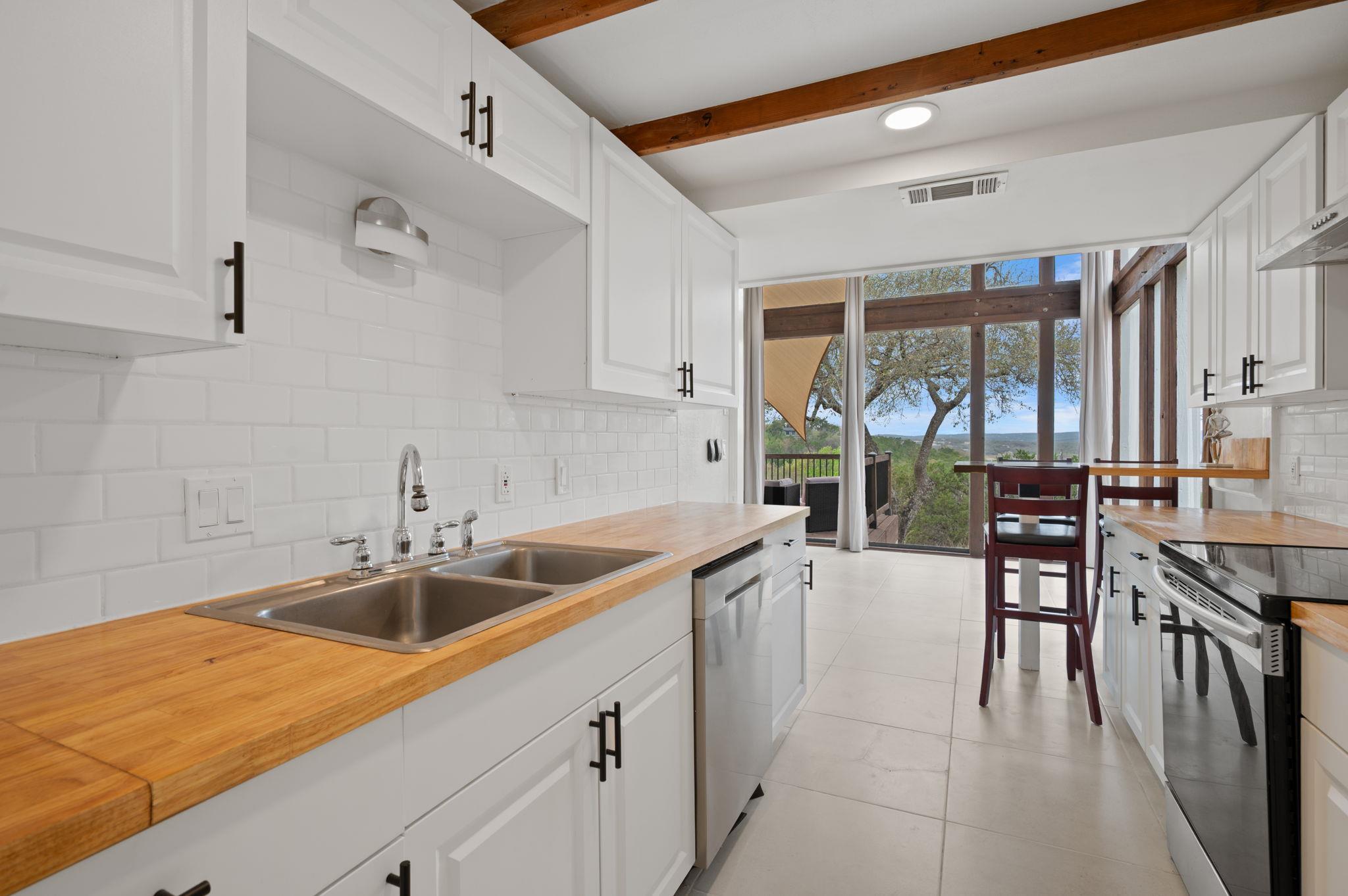 20904 Roundup Trl, Lago Vista, TX 78645