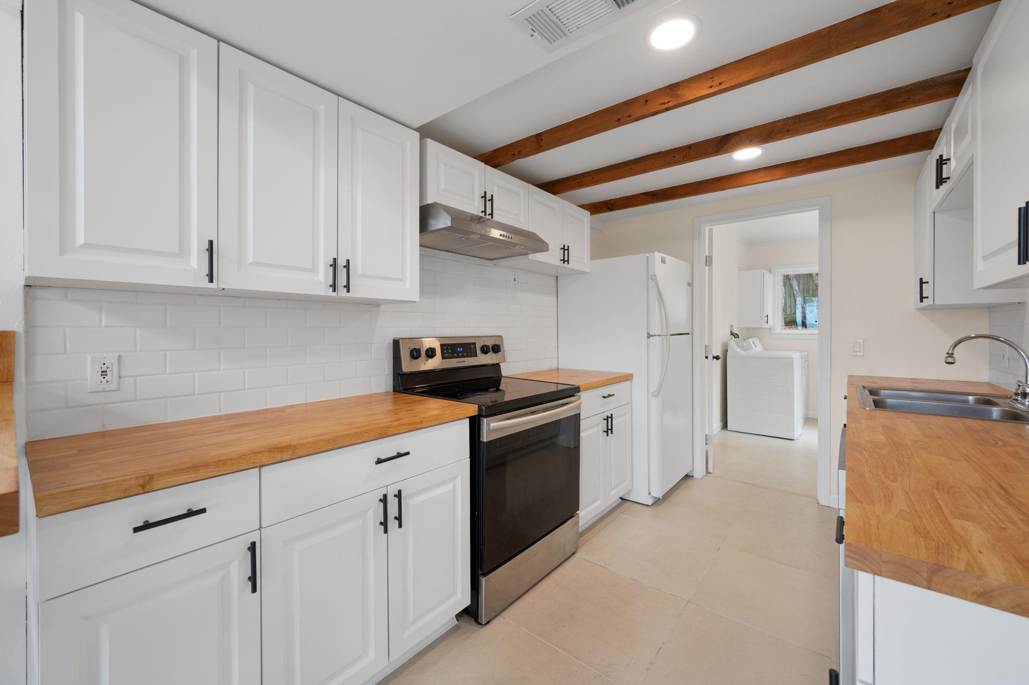 20904 Roundup Trl, Lago Vista, TX 78645