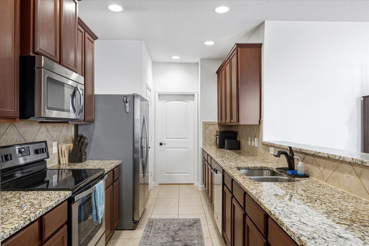 1672 Treeta Trl, Kyle, TX 78640