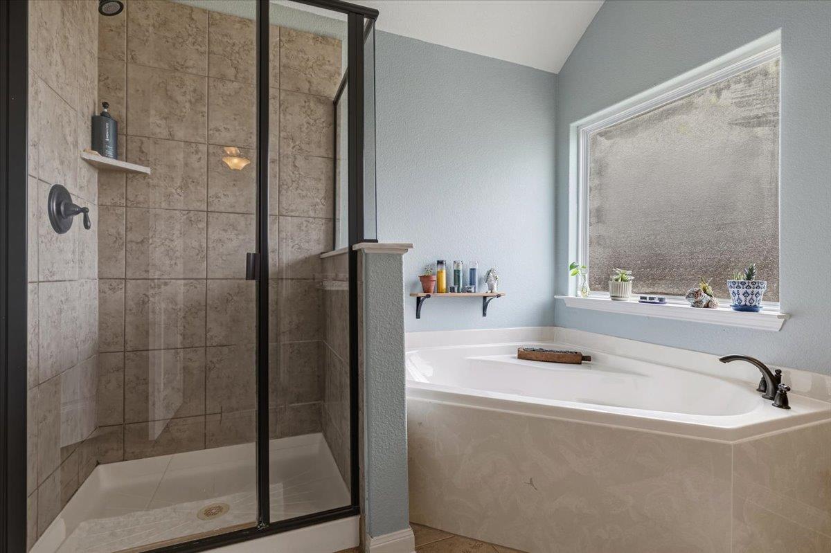 1672 Treeta Trl, Kyle, TX 78640