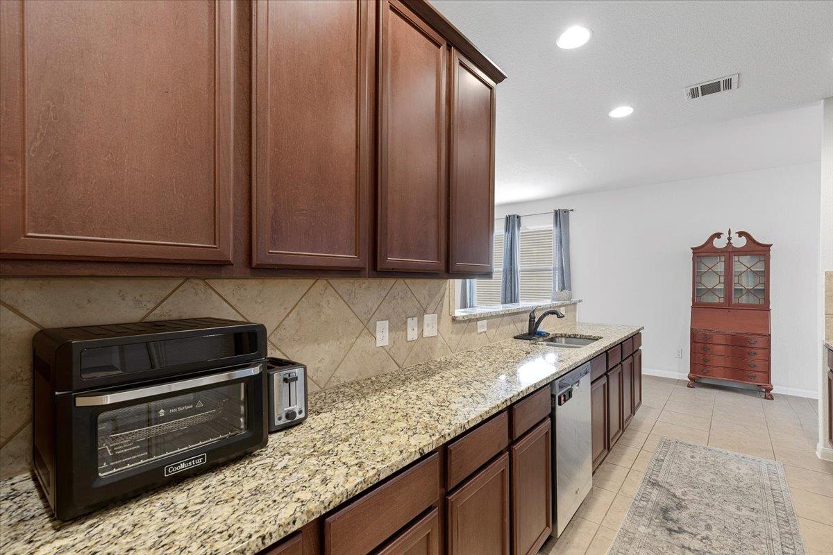 1672 Treeta Trl, Kyle, TX 78640