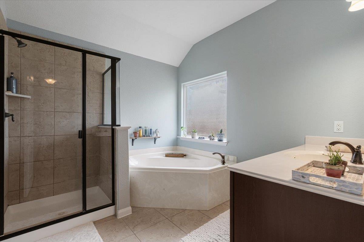 1672 Treeta Trl, Kyle, TX 78640