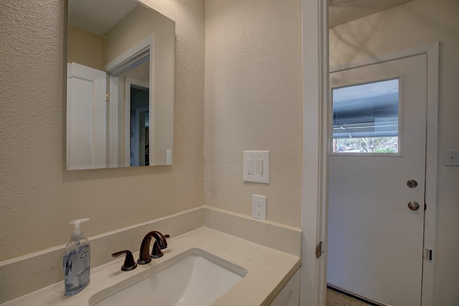 1902 E 18th St, Georgetown, TX 78626