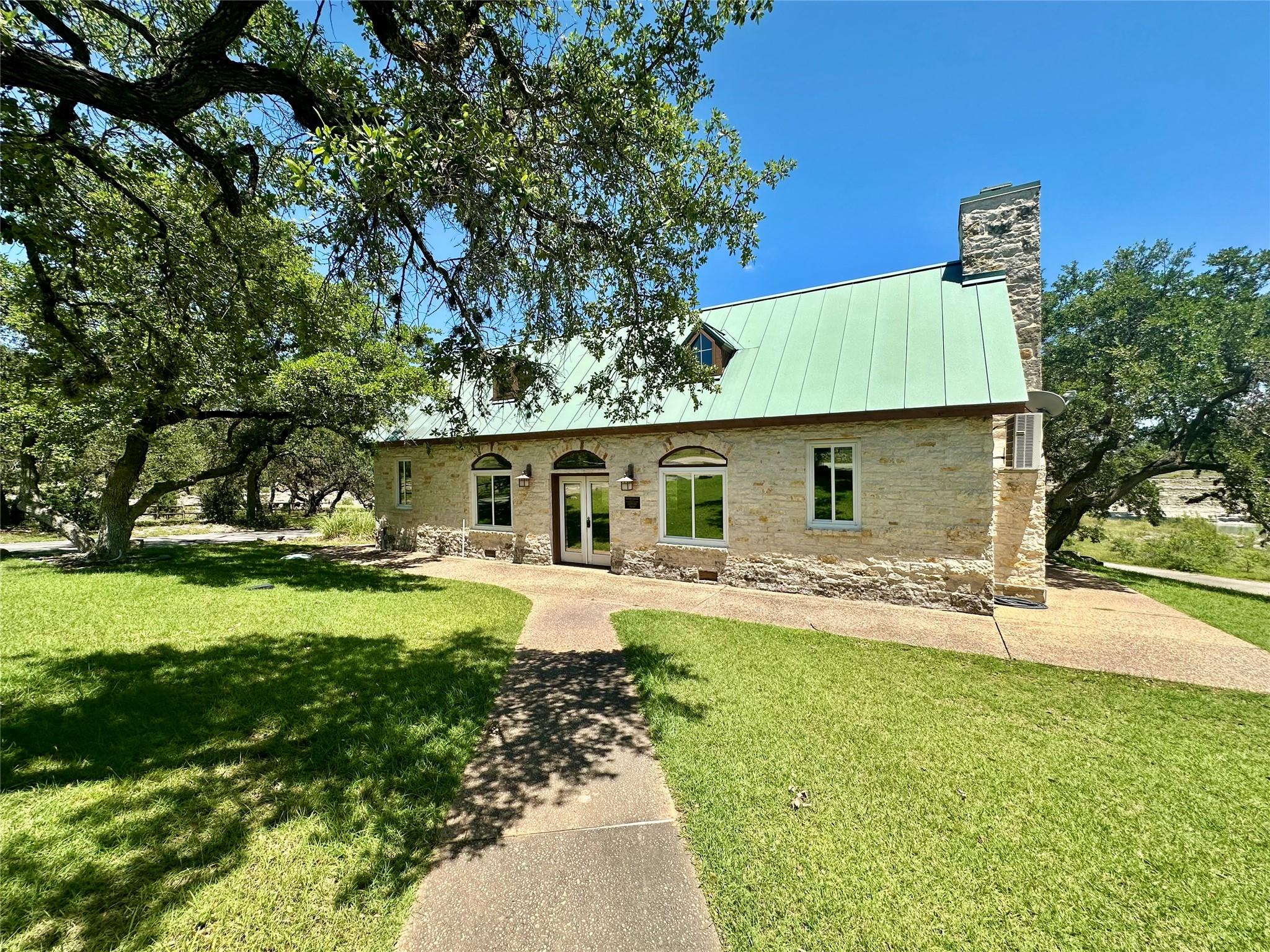 105 N Angel Light Dr, Spicewood, TX 78669
