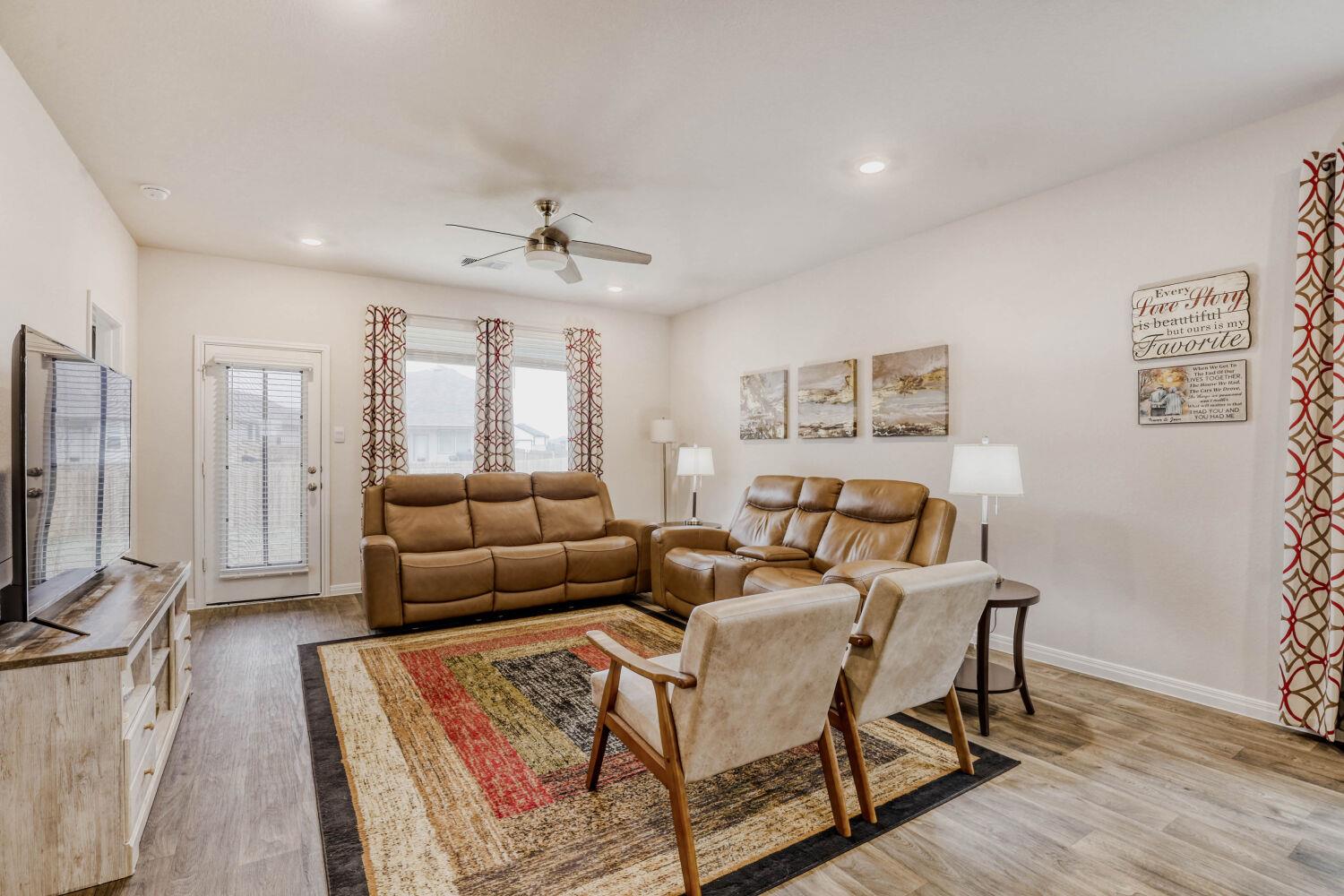 351 Town Lake Bnd, Kyle, TX 78640