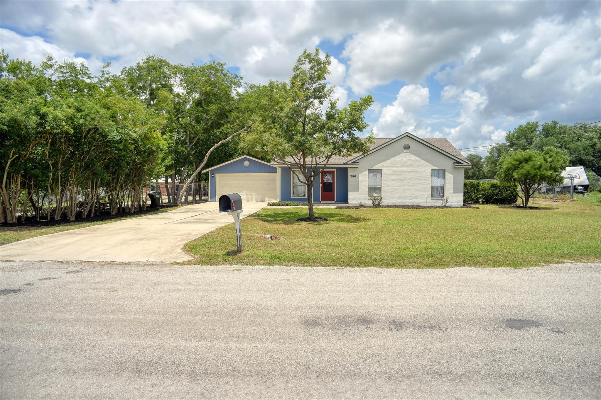 250 Shelley Ln, San Marcos, TX 78666