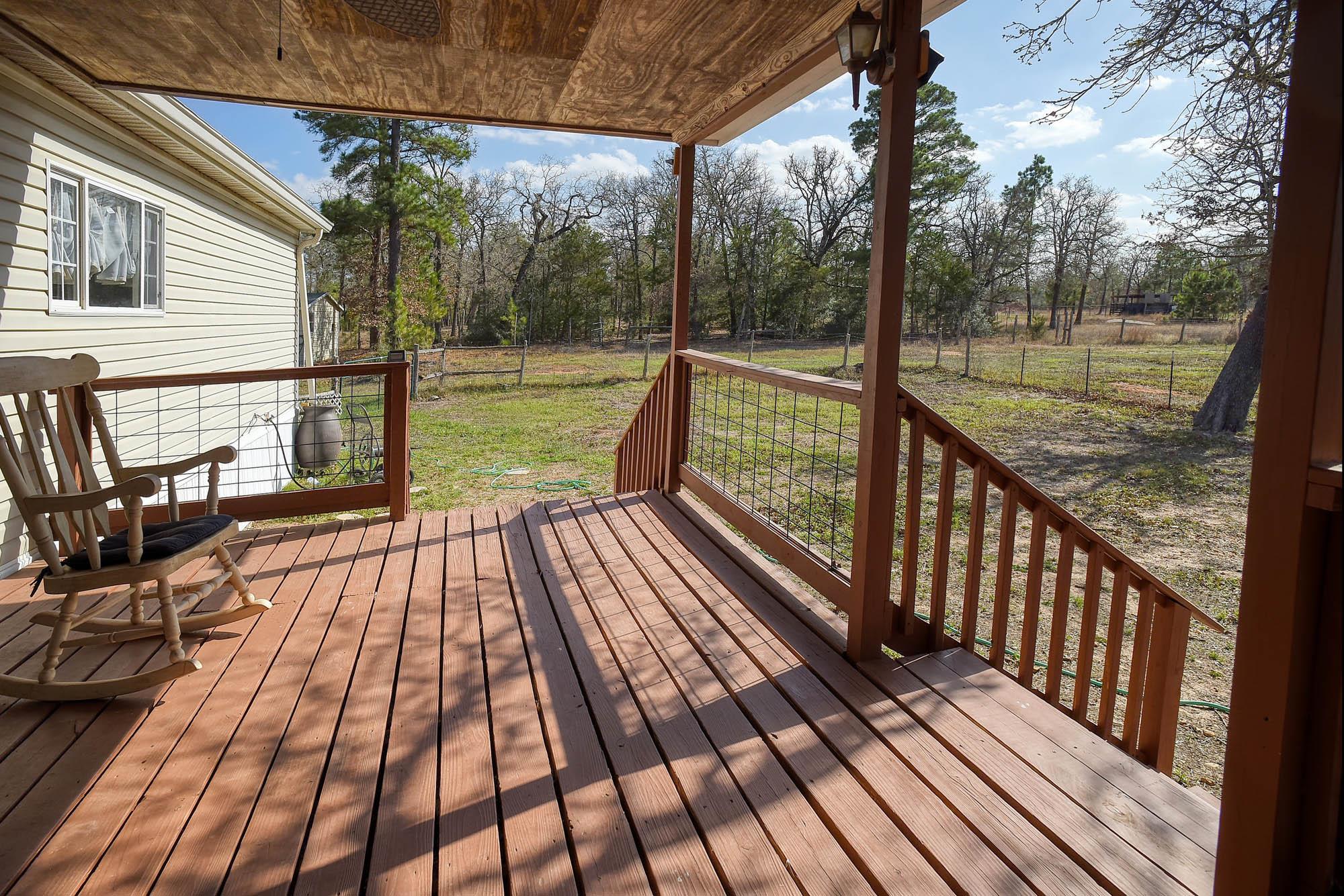552 S Old Potato Rd, Paige, TX 78659