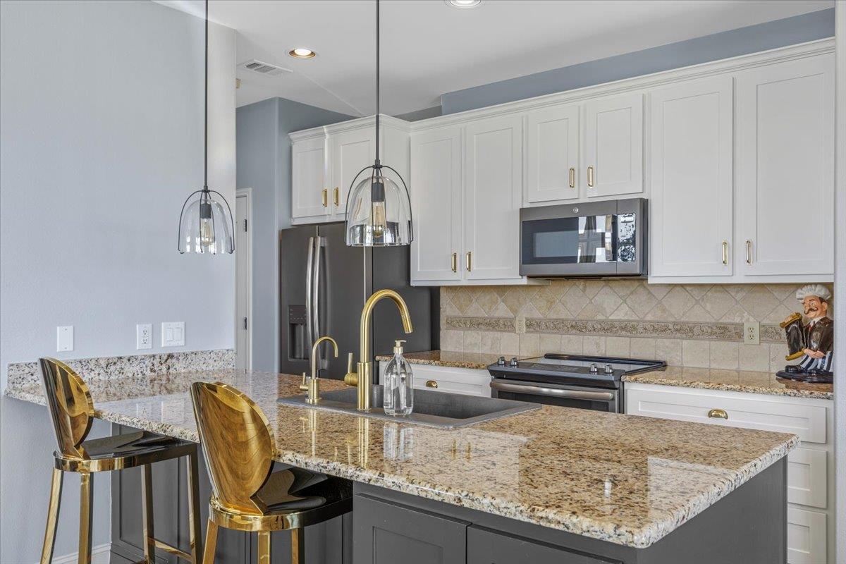 2001 Kahala Sunset Dr, Spicewood, TX 78669