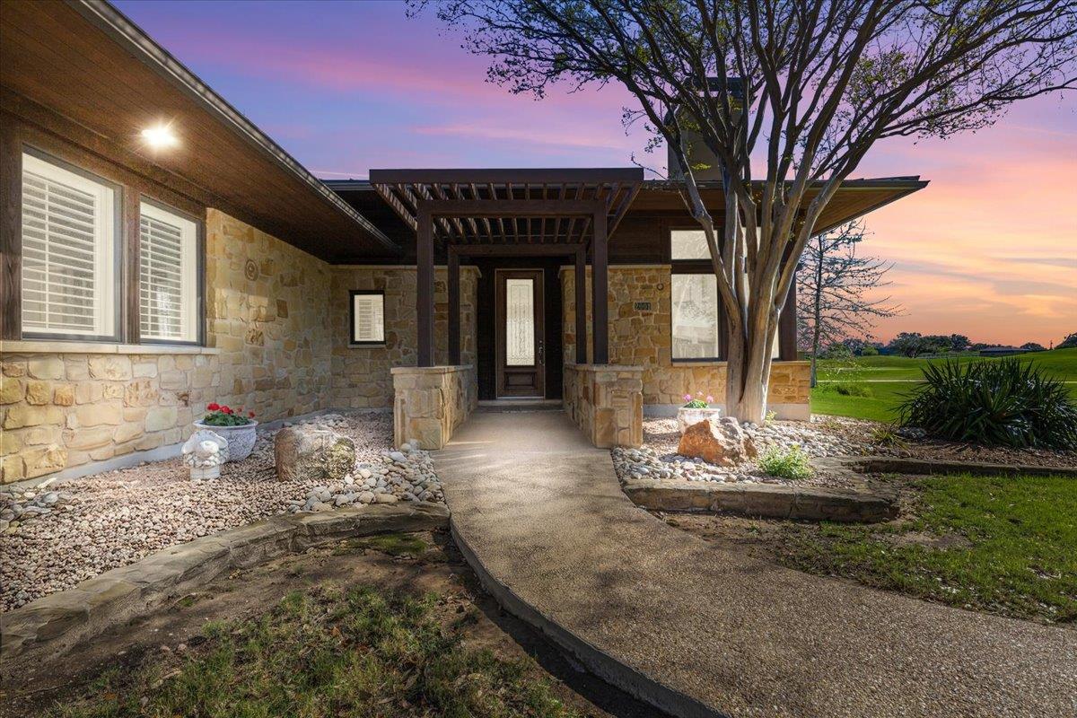 2001 Kahala Sunset Dr, Spicewood, TX 78669