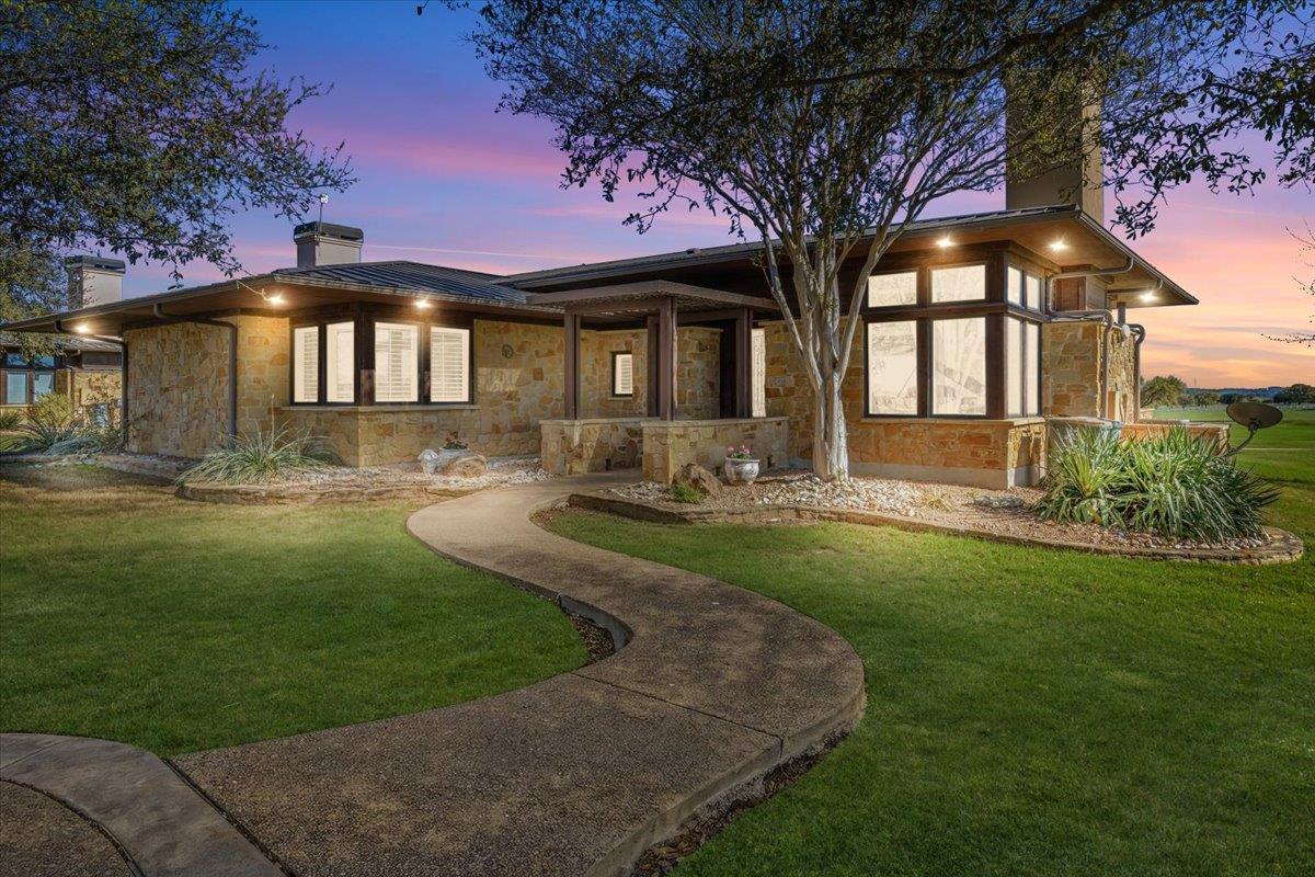 2001 Kahala Sunset Dr, Spicewood, TX 78669