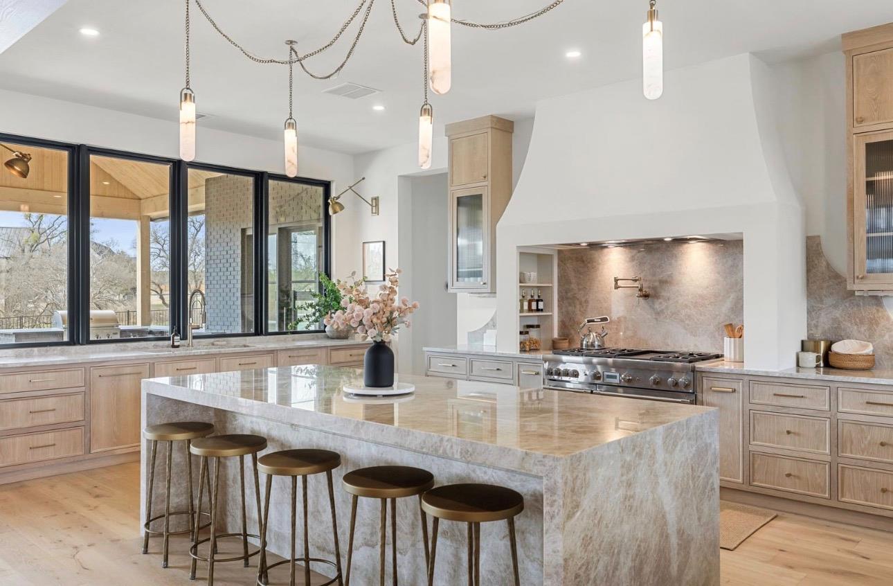 250 Hawthorne Ln, Spicewood, TX 78669