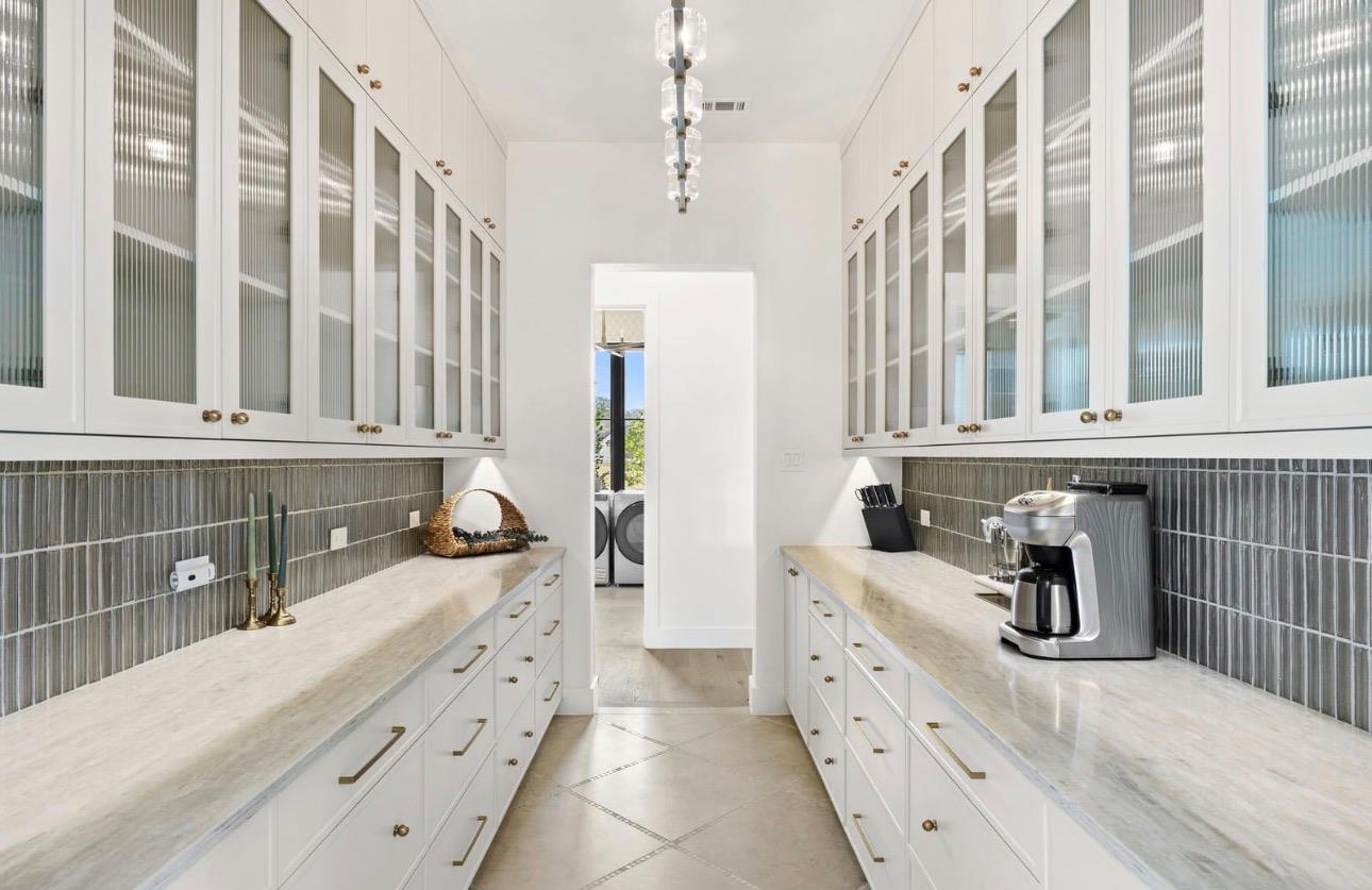 250 Hawthorne Ln, Spicewood, TX 78669