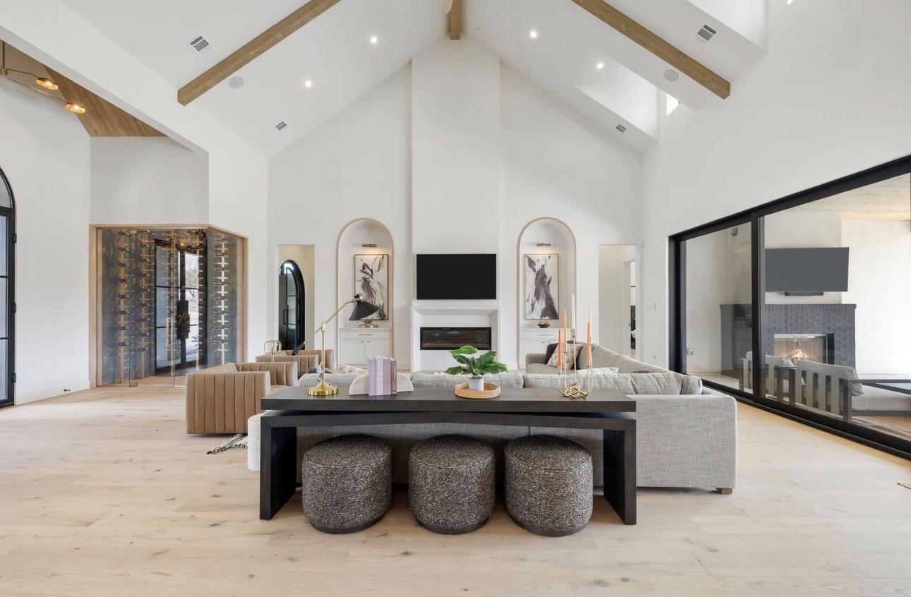 250 Hawthorne Ln, Spicewood, TX 78669