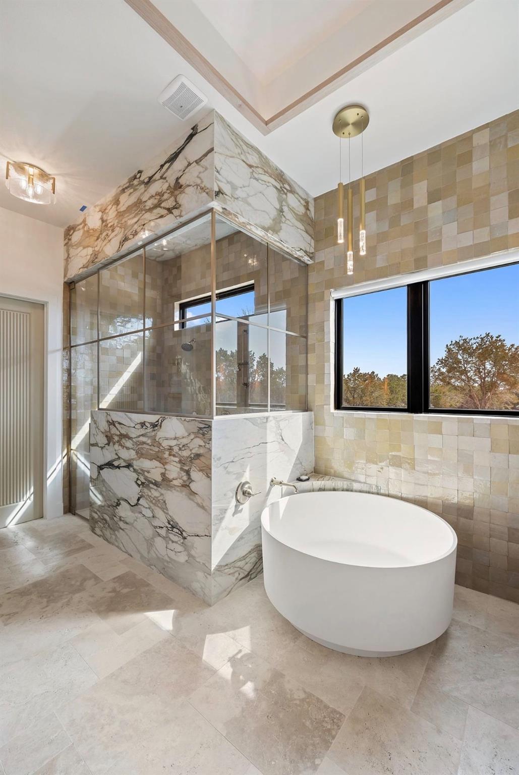 250 Hawthorne Ln, Spicewood, TX 78669