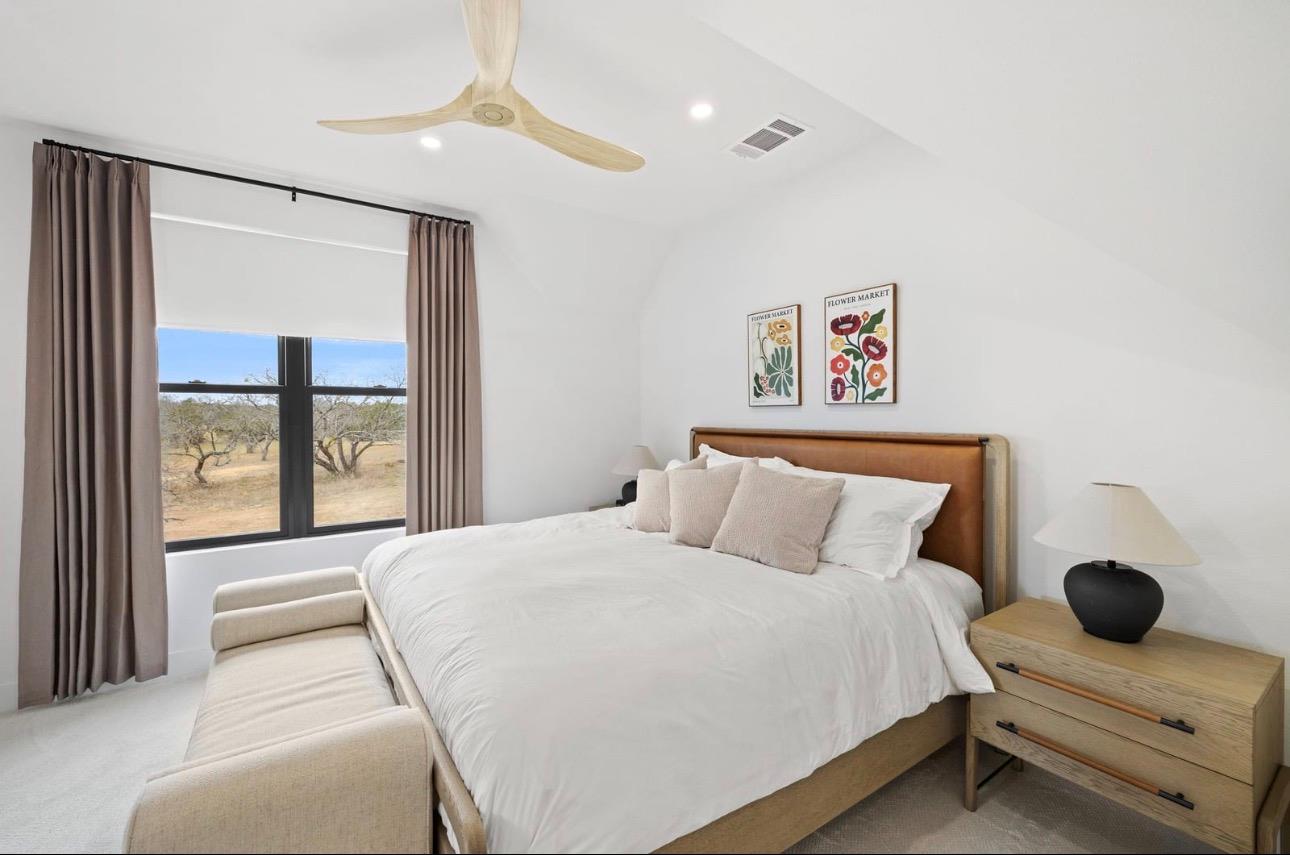 250 Hawthorne Ln, Spicewood, TX 78669