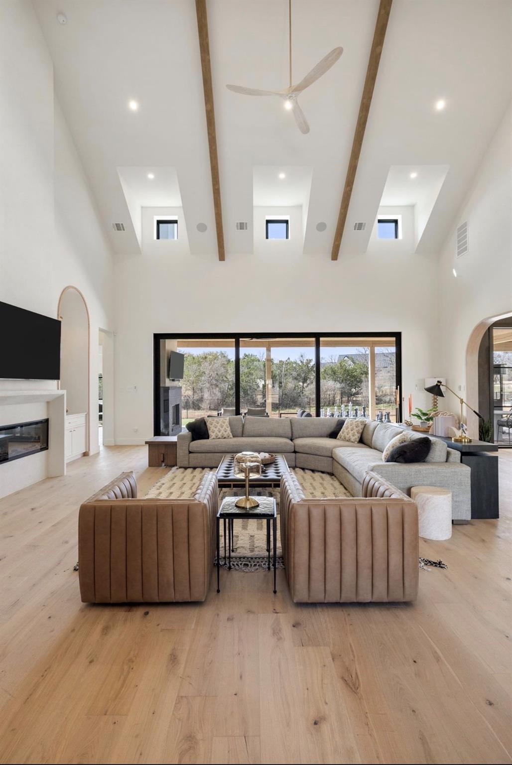 250 Hawthorne Ln, Spicewood, TX 78669