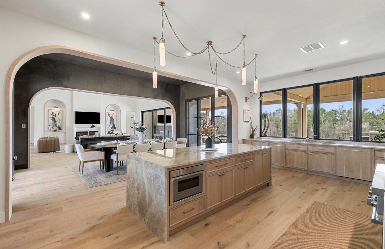 250 Hawthorne Ln, Spicewood, TX 78669