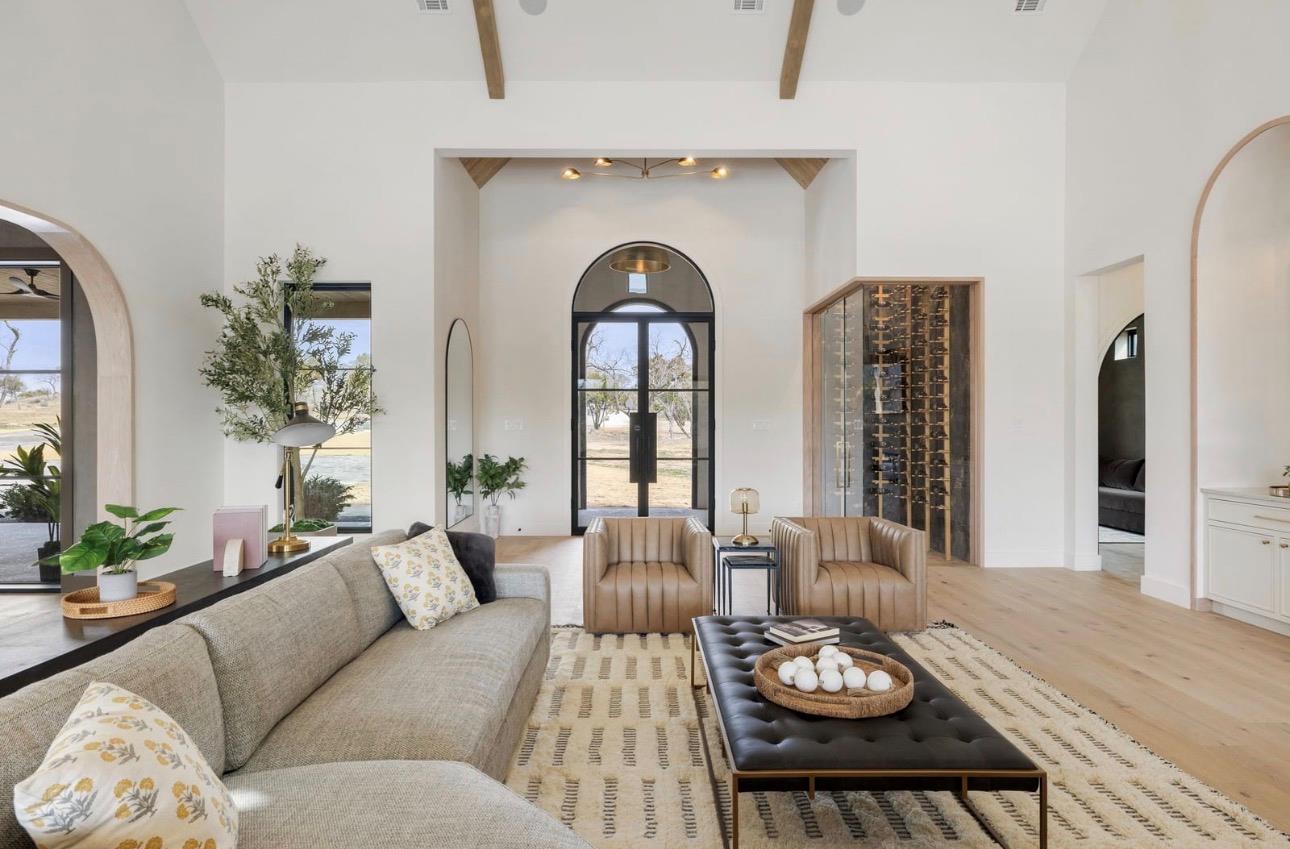 250 Hawthorne Ln, Spicewood, TX 78669