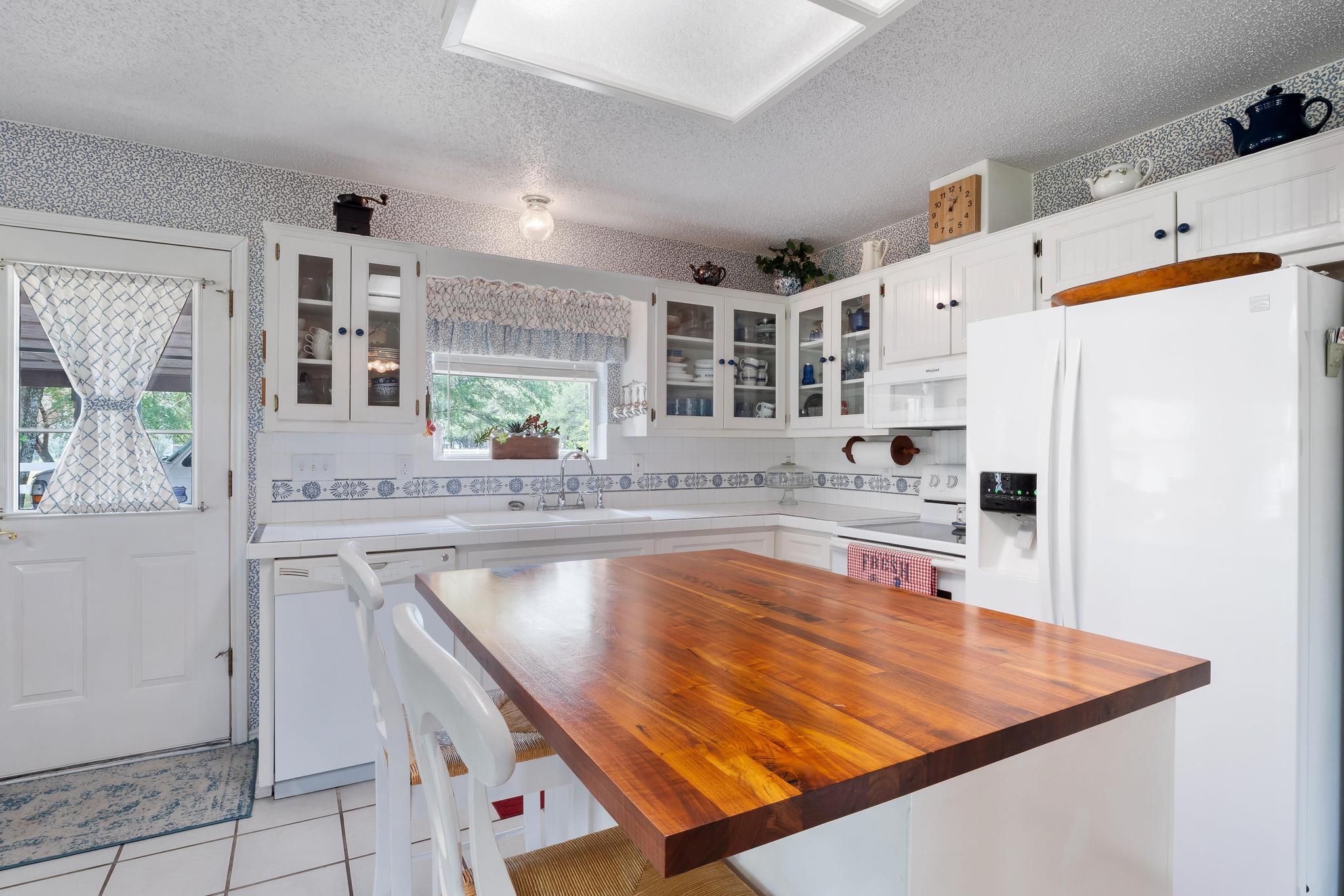 808 Golden Oaks Rd, Georgetown, TX 78628