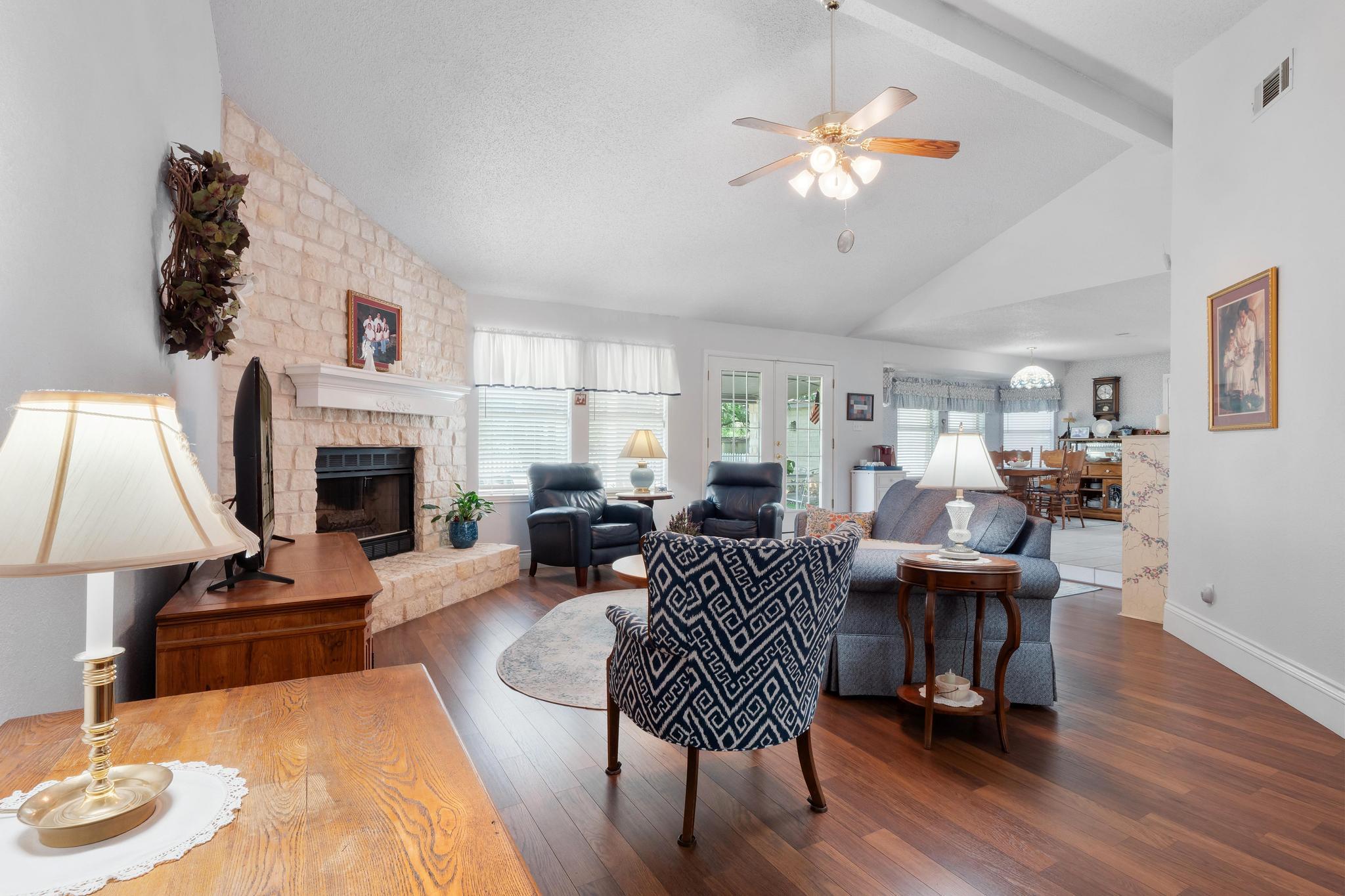 808 Golden Oaks Rd, Georgetown, TX 78628