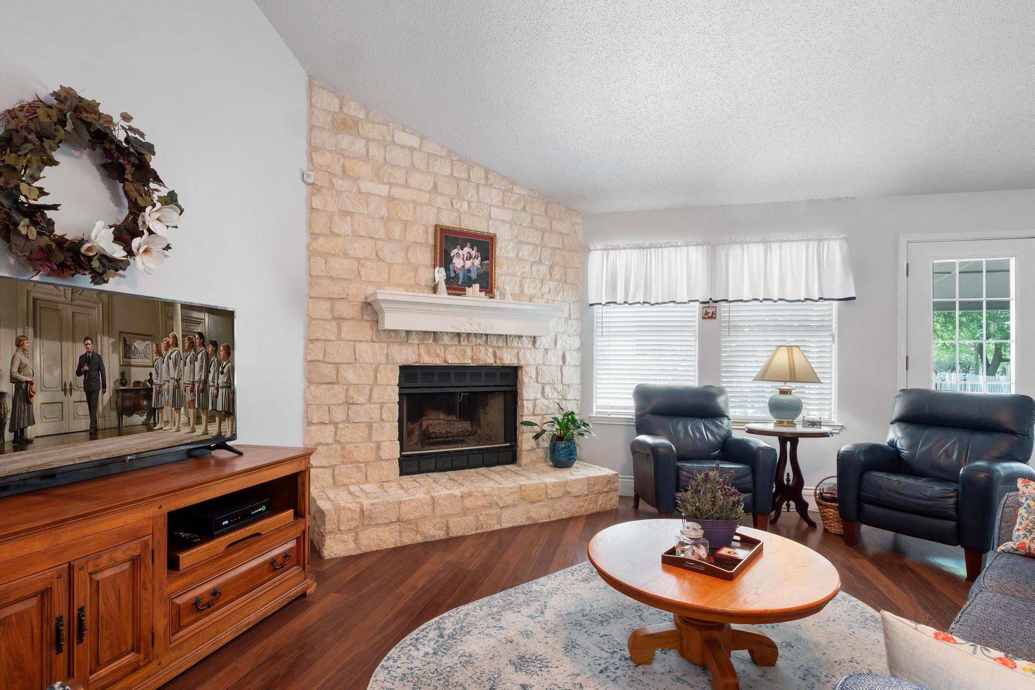 808 Golden Oaks Rd, Georgetown, TX 78628