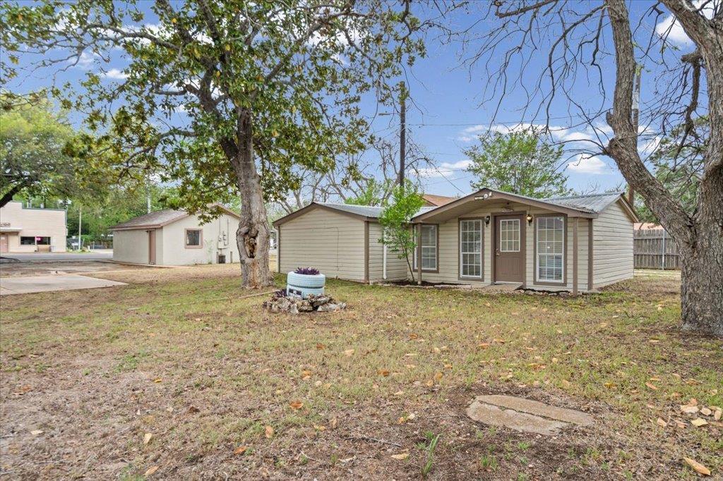 1207 NE Loop 230, Smithville, TX 78957