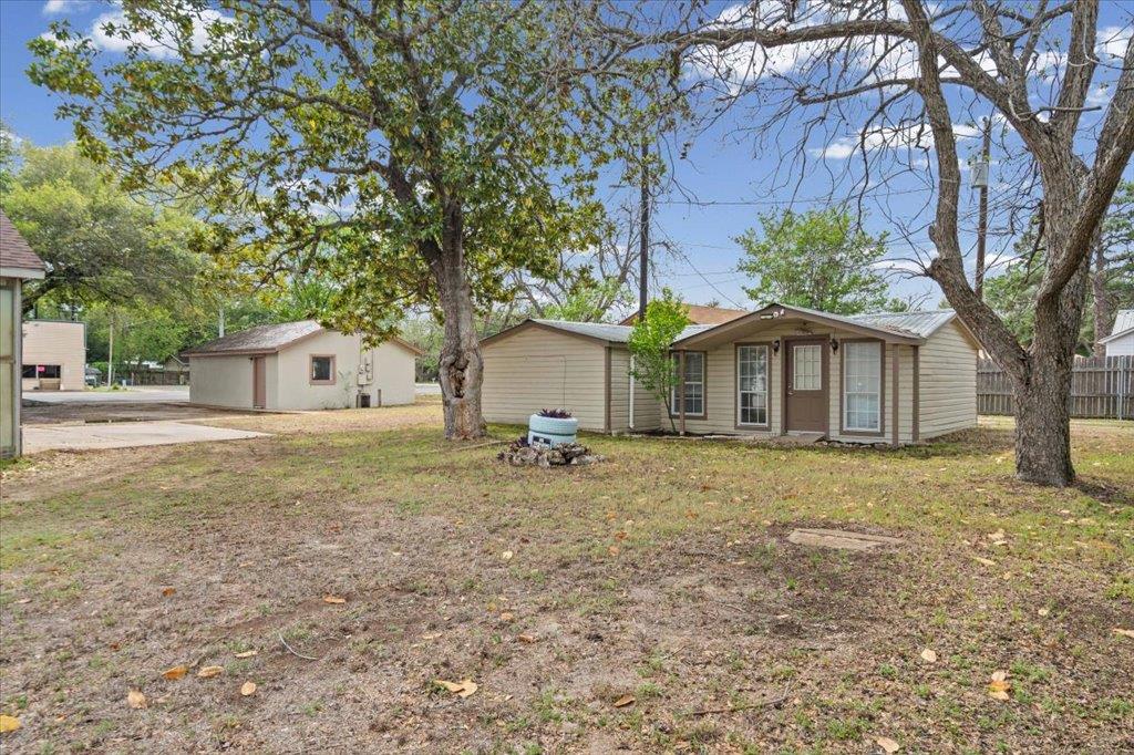 1207 NE Loop 230, Smithville, TX 78957