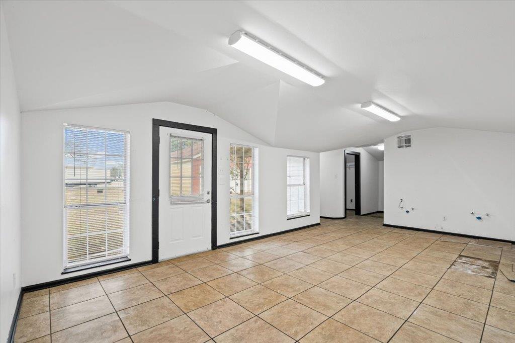 1207 NE Loop 230, Smithville, TX 78957