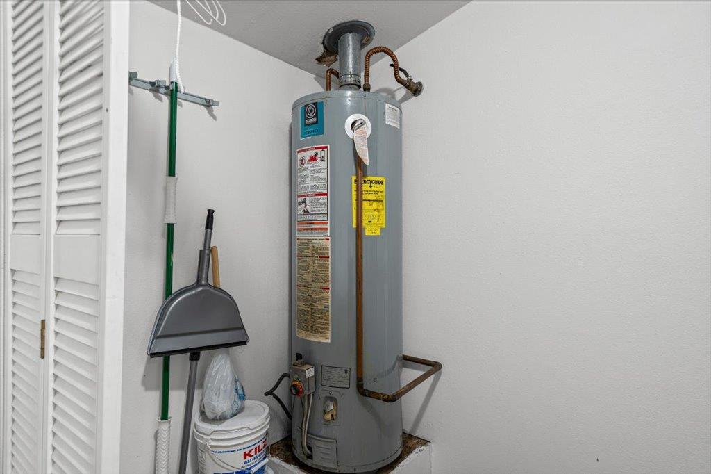 1207 NE Loop 230, Smithville, TX 78957