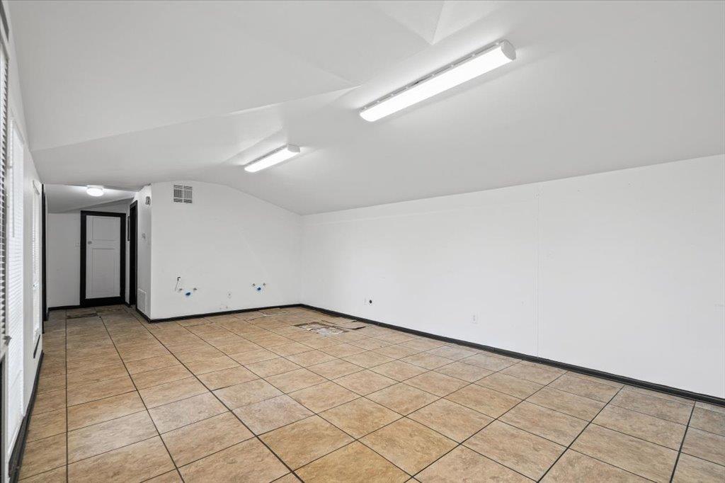 1207 NE Loop 230, Smithville, TX 78957