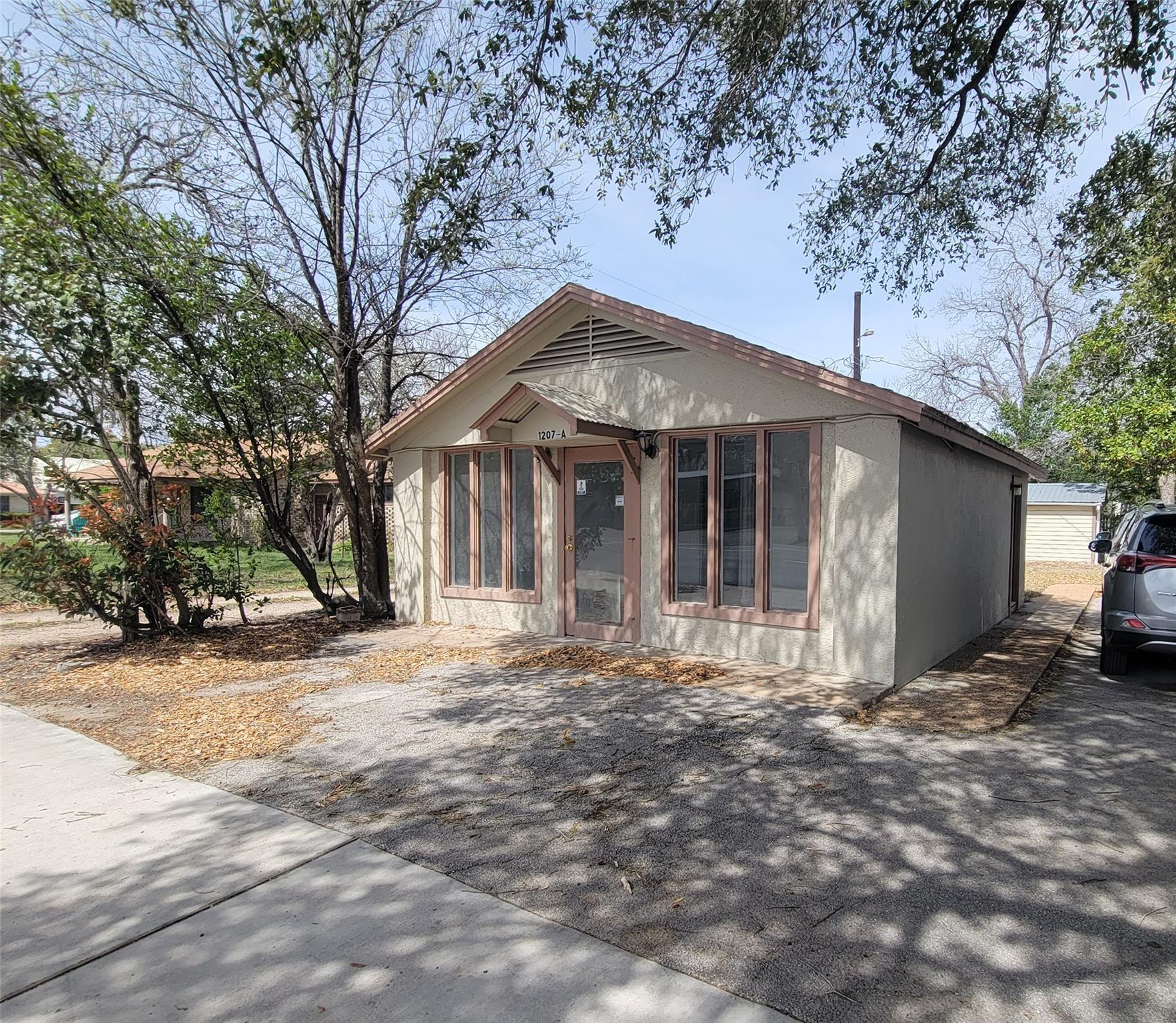 1207 NE Loop 230, Smithville, TX 78957