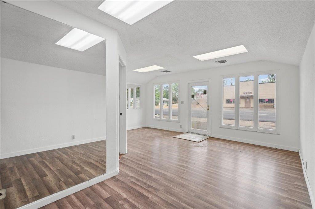 1207 NE Loop 230, Smithville, TX 78957