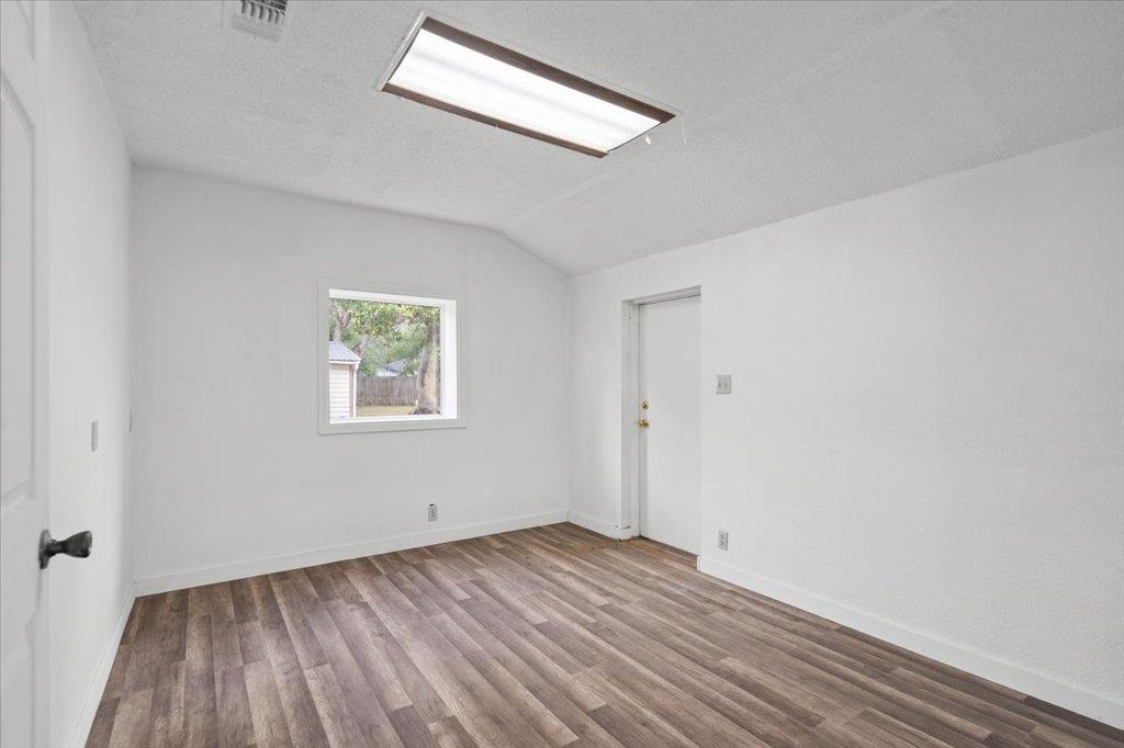 1207 NE Loop 230, Smithville, TX 78957