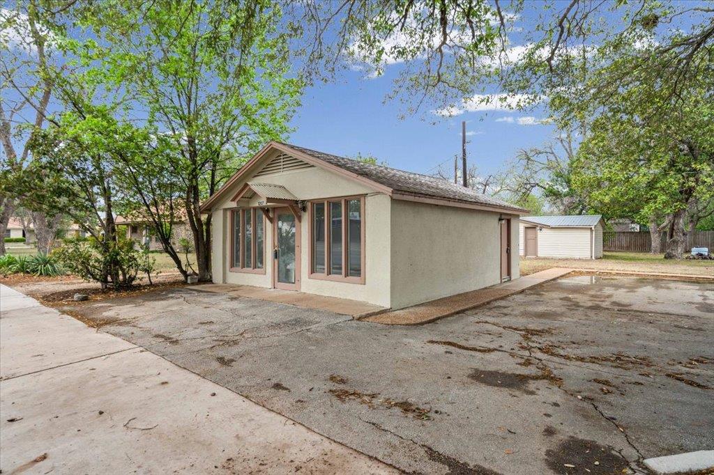 1207 NE Loop 230, Smithville, TX 78957