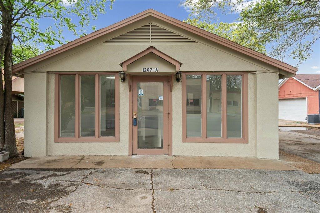 1207 NE Loop 230, Smithville, TX 78957