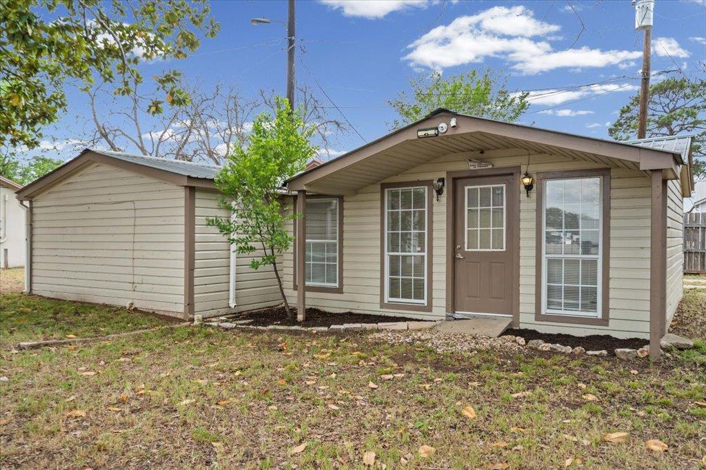 1207 NE Loop 230, Smithville, TX 78957