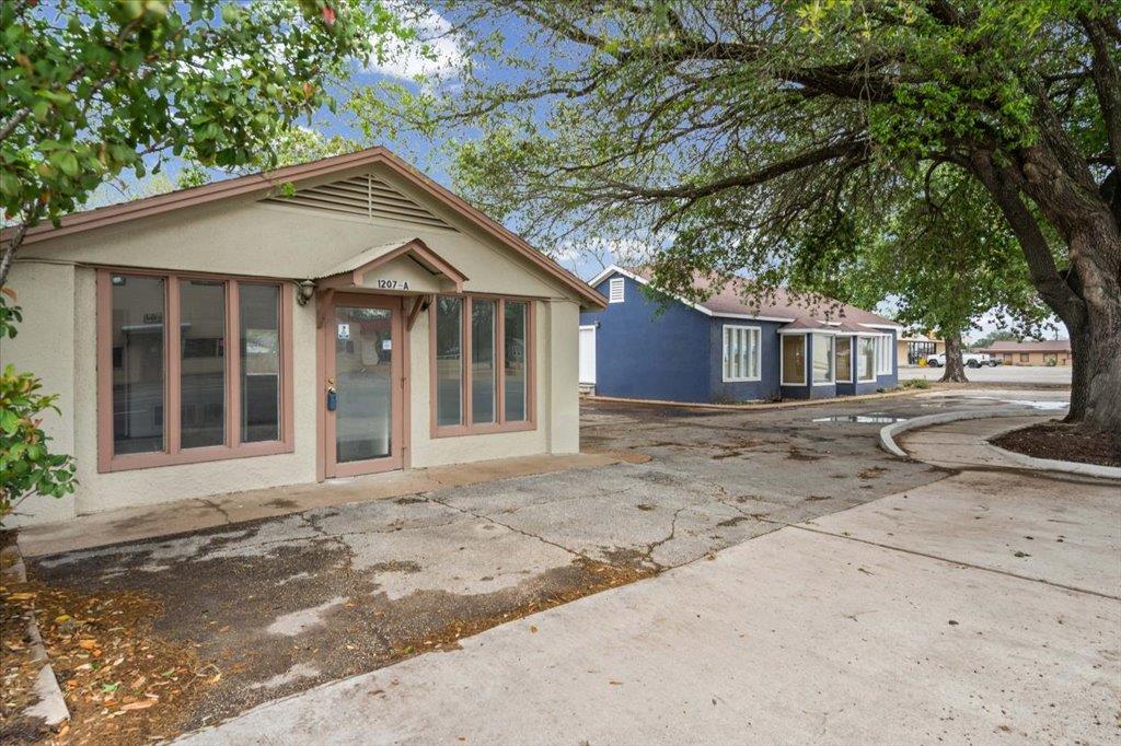 1207 NE Loop 230, Smithville, TX 78957