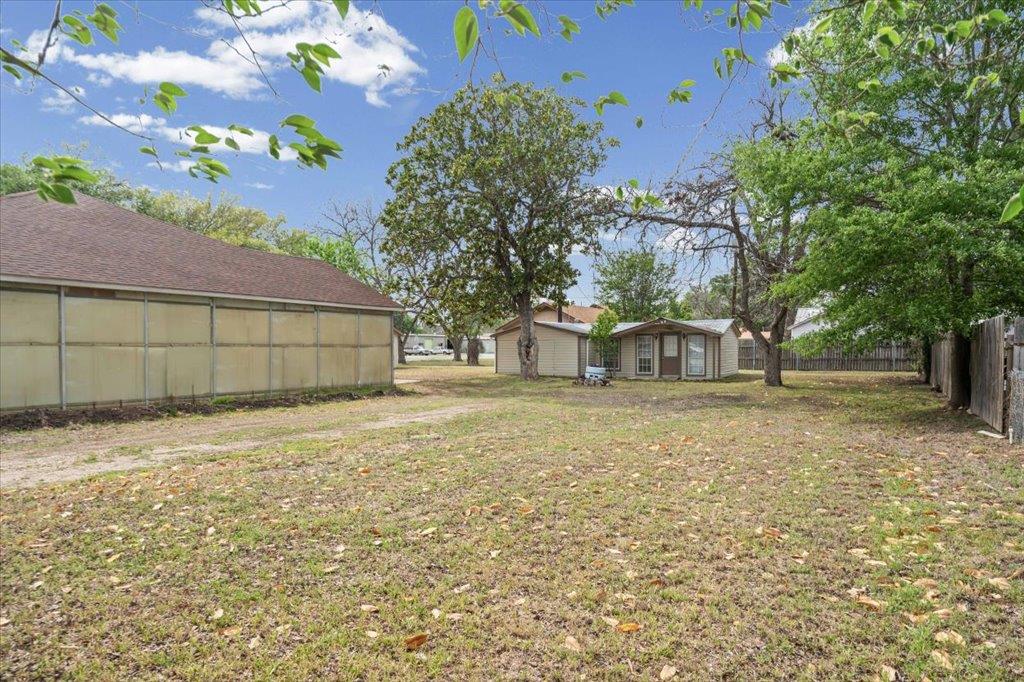 1207 NE Loop 230, Smithville, TX 78957