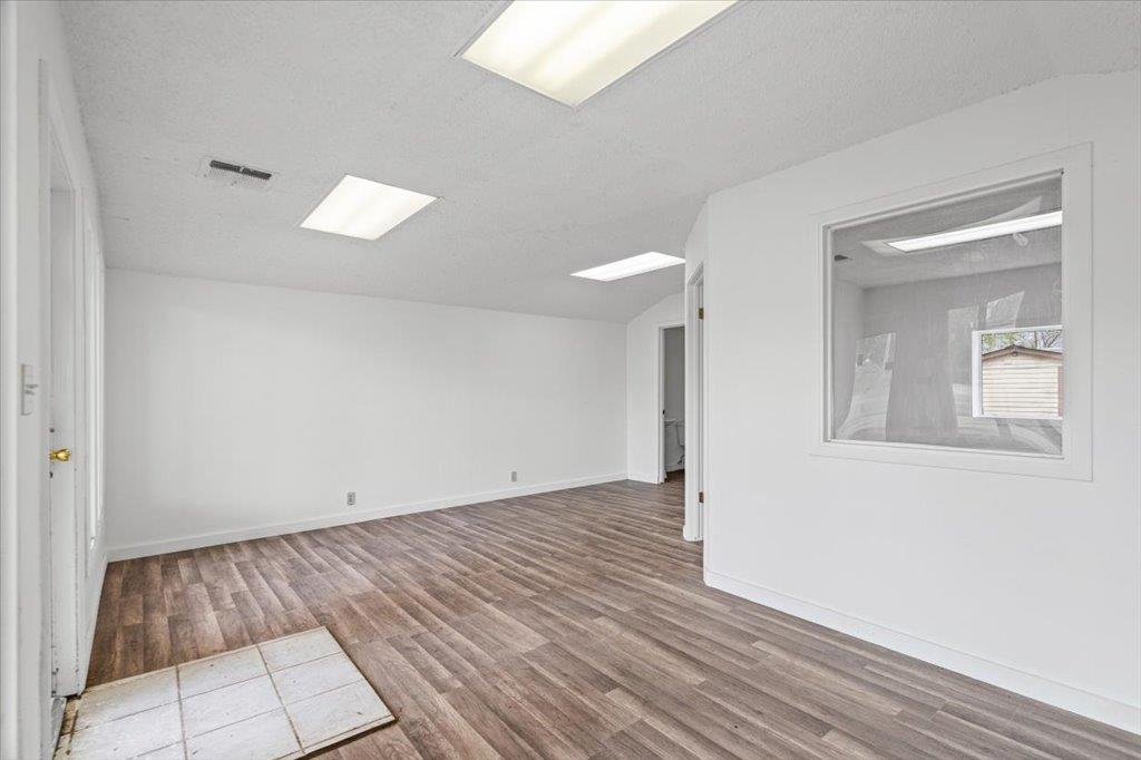 1207 NE Loop 230, Smithville, TX 78957